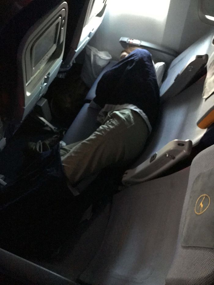 Mi Asiento Del Avión Estaba Roto Y La Azafata Me Ofreció Sentarme Junto A Esta Mujer Que No Estaba Por La Labor