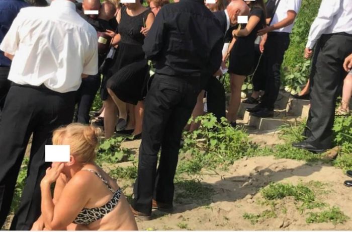 Esta Mujer Tomando El Sol Junto A Donde Tenía Lugar Un Funeral. No Se Movió A Pesar De Que Se Le Pidió Varias Veces