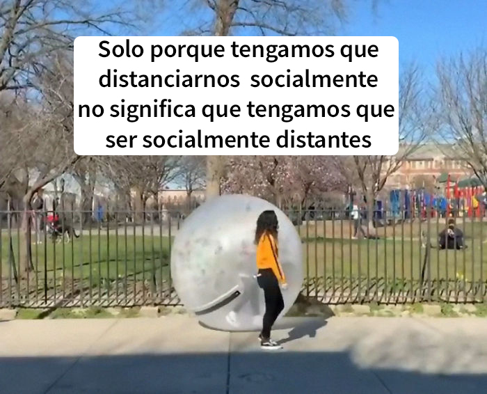 ¿Recordáis al chico del dron que pidió una cita a la chica que bailaba en el tejado? Al final se conocieron... con una burbuja hinchable