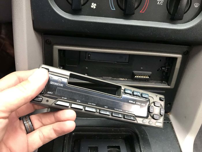 Quitar La Placa Frontal Del Radiocassette Del Coche Para Que No Te Lo Roben