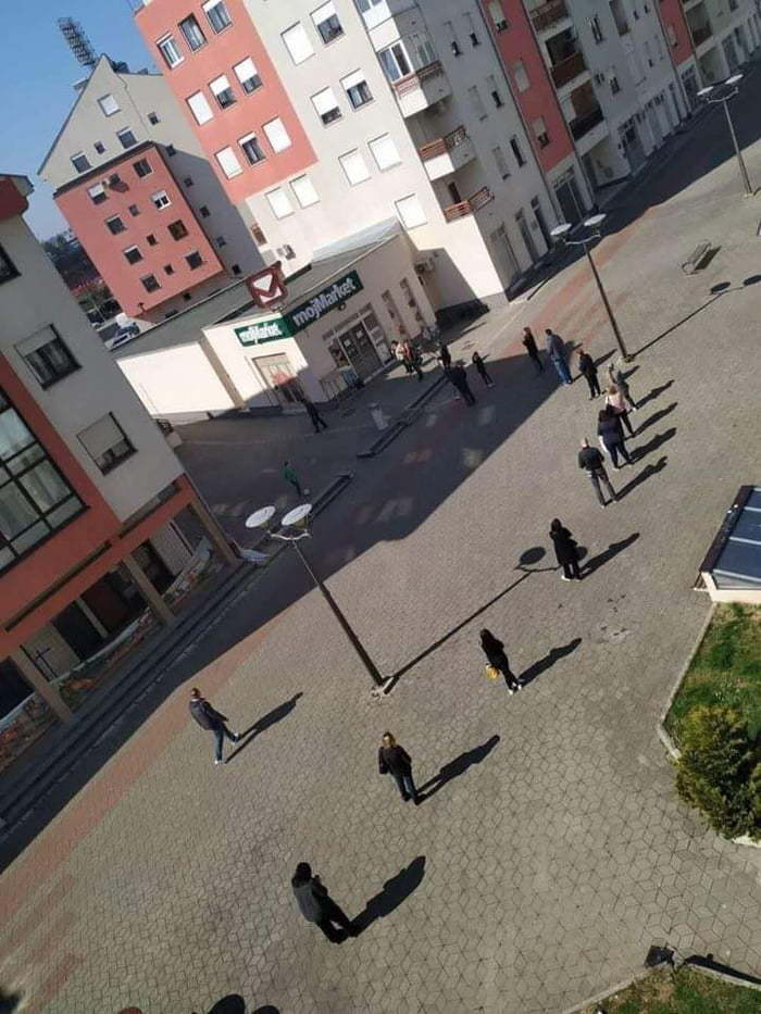 Haciendo Cola, En Bosnia Y Herzegovina. Mucho Más Disciplinados Que En Los Países Del Primer Mundo