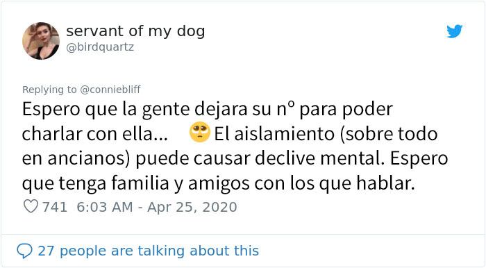 Esta anciana en cuarentena se aburre y vive sola, así que pidió libros a sus vecinos, que amablemente se los dejaron