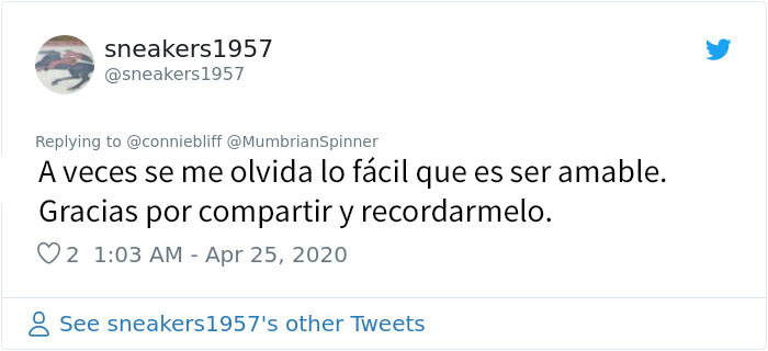 Esta anciana en cuarentena se aburre y vive sola, así que pidió libros a sus vecinos, que amablemente se los dejaron