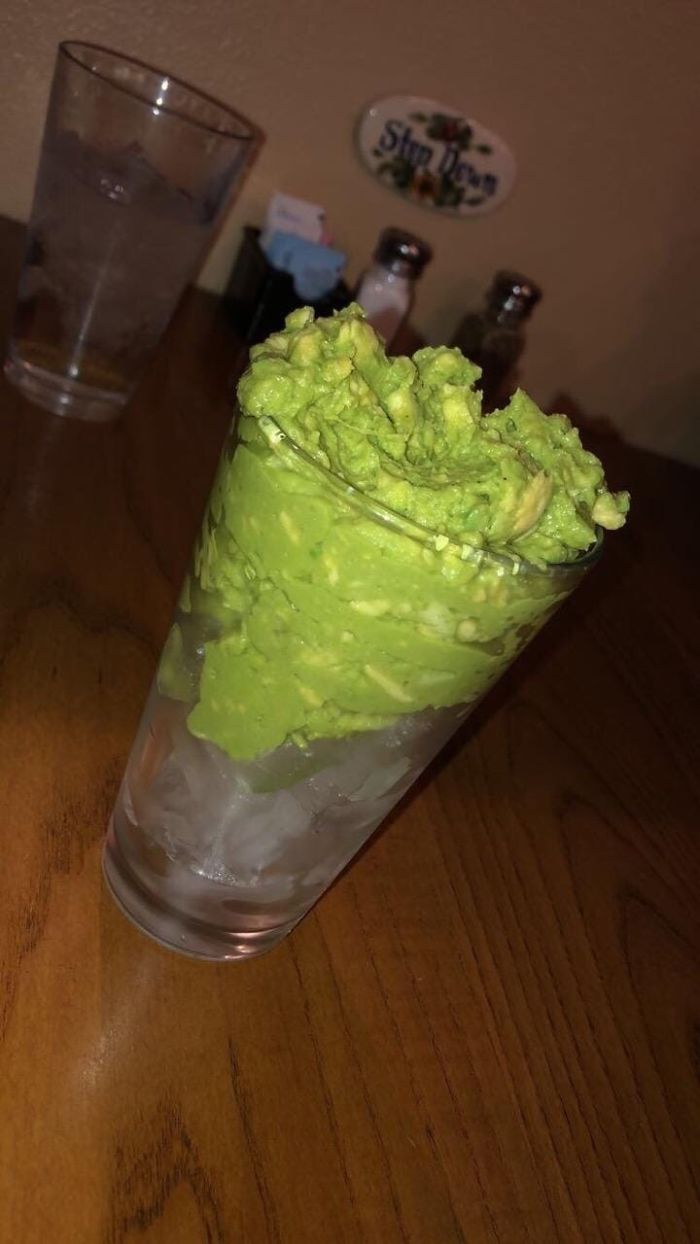 Le Pedimos A La Camarera Un Vaso Con Hielo Y Algo De Guacamole Y...
