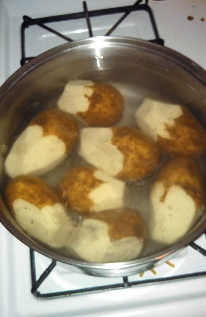 Haciendo La Cena, Pedí A Una Amiga Que Pelara La Mitad De Las Patatas De La Bolsa
