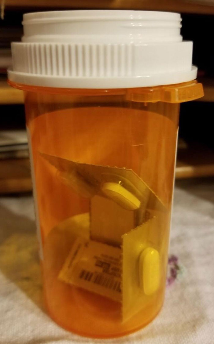 Las Pastillas Para Migrañas Vienen En Blísters, Y Cuesta Abrirlas En Medio De Una, Así Que Pedimos En La Farmacia Que Las Pusieran En Un Bote