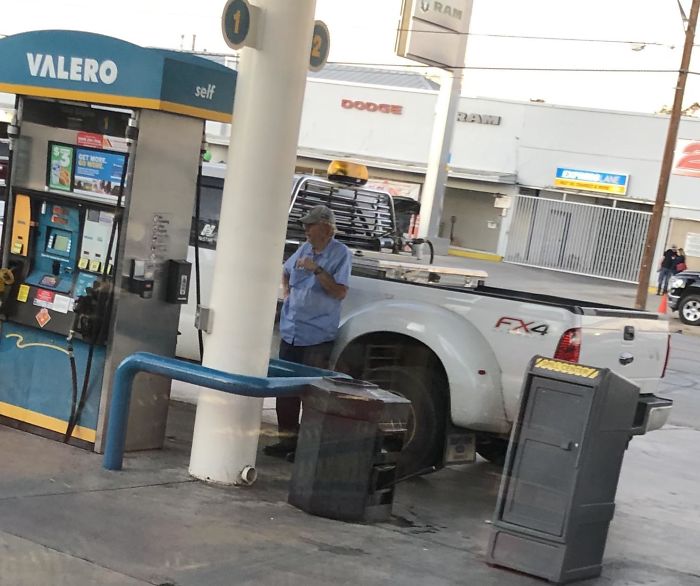 Le Dijimos Que No Se Podía Fumar En La Gasolinera Y Dijo Que No Estaba Echando Gasolina, Sino Diesel