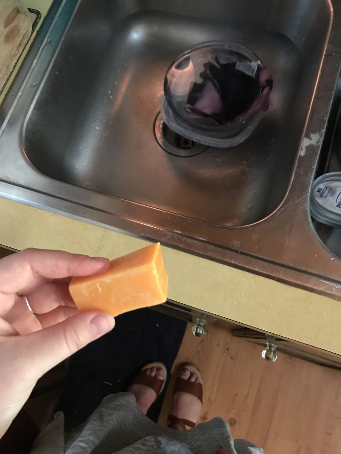 Acabo De Darme Cuenta De Que Este Jabón No Funciona Porque Es Un Trozo De Queso Duro