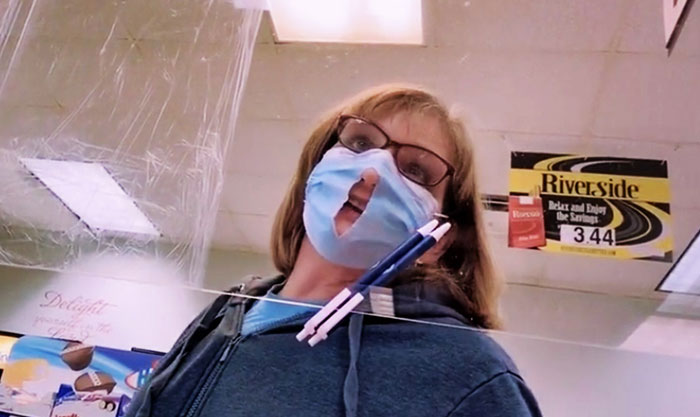 Esta Mujer Ha Cortado Su Mascarilla Para Poder Respirar Mejor