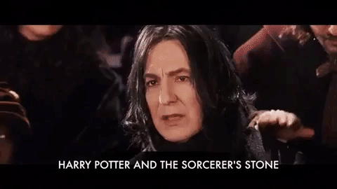 Quirrel Dice Que Se Distrajo Con El Fuego De Hermione Y Por Eso No Mató A Harry Durante El Partido De Quidditch. Si Os Fijáis, Es El Empujón De Snape Lo Que Le Hace Caer.