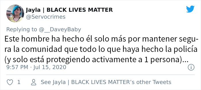 Esta madre negra puso un cartel contando cómo la amenazan sus vecinos blancos, y la comunidad salió en su ayuda