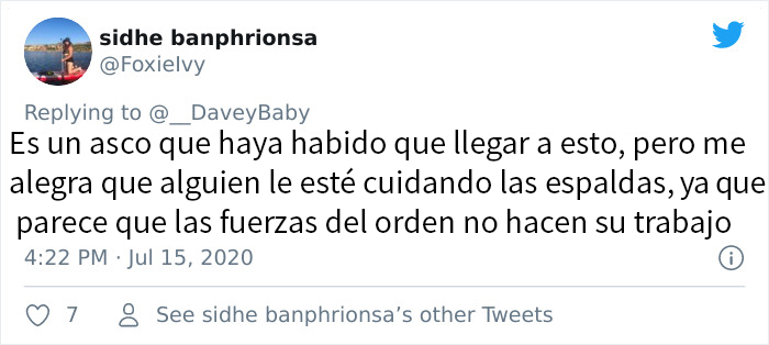 Esta madre negra puso un cartel contando cómo la amenazan sus vecinos blancos, y la comunidad salió en su ayuda