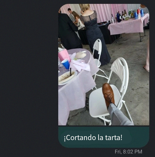 Este hombre le dejó a su amigo unos zapatos para una boda, y los usó para gastarle una broma