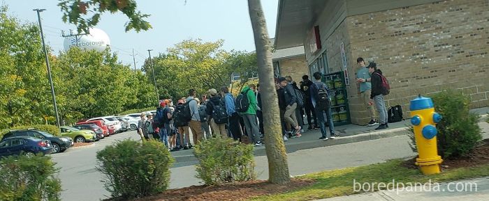 Estudiantes De Instituto Pasando Su Recreo Frente A La Tienda. Casi Nadie Con Mascarilla