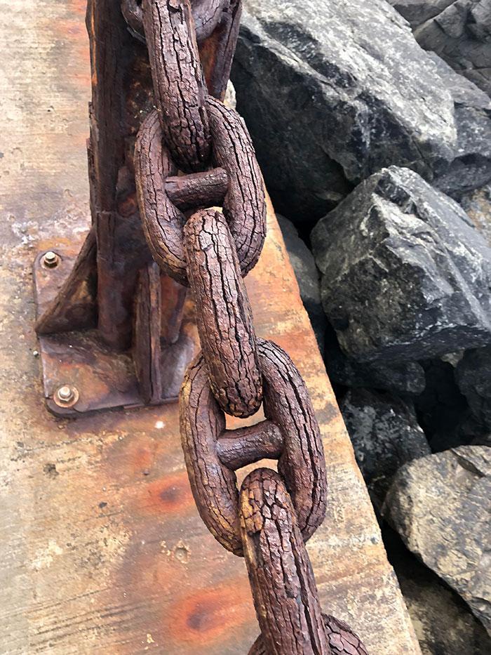 Cadena De Hierro Tan Oxidada Por El Mar Que Parece De Madera
