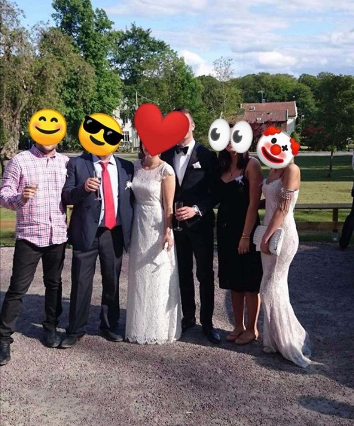 La Novia Es La De En Medio, La De La Derecha Es Una Asquerosa Que Vino A La Boda Con Un Vestido Blanco De Cola