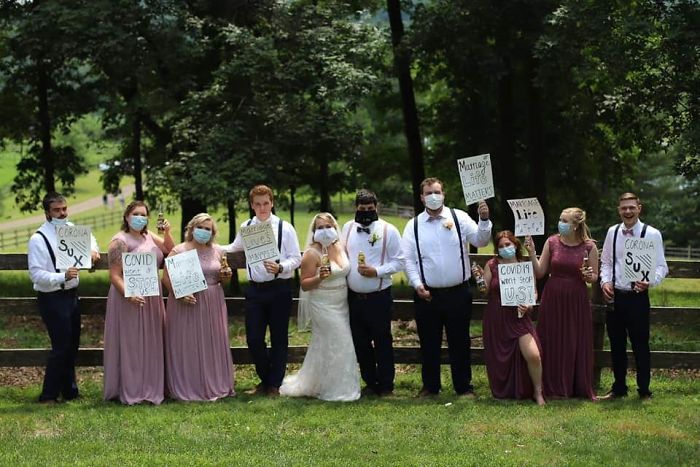 Burlándose Del Coronavirus Y De Black Live Matters En Una Boda De Más De 200 Personas. Ese Fue El Único Momento En Que Se Pusieron Mascarillas, Para La Foto