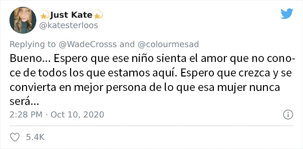 '¿Podría alguien borrar al niño del centro?': Esta mujer deja a todos horrorizados tras pedir que borren a su hijastro con photoshop y volverse viral