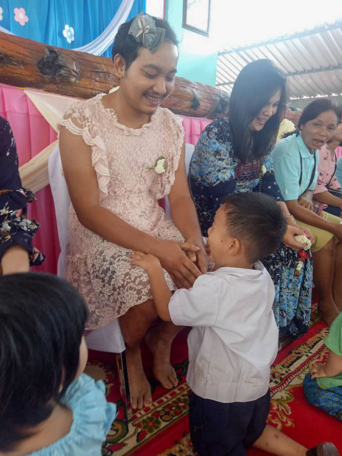 En El Día De La Madre En Tailandia, Este Padre Se Puso Un Vestido Para Su Hijo, Ya Que Su Madre Había Muerto Y No Quería Que Se Sintiera Solo