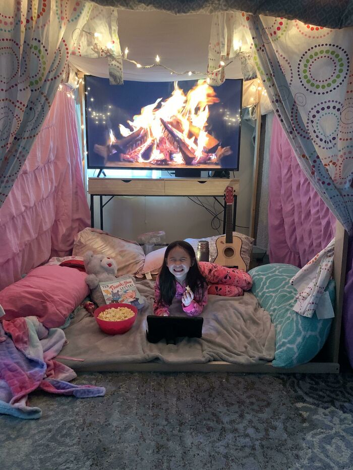 La Clase De Mi Hija Celebró Una "Noche En El Fuerte" Virtual Para Celebrar El Fin De Curso Y Su Padre Le Hizo Este Superfuerte