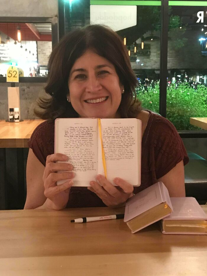 Esta Clienta Del Bar Estaba Escribiendo Estos Libros. Tiene 3 Hijas Y Cada Día Les Escribe 5 Líneas A Cada Una Y Se Los Regalará Cuando Se Casen