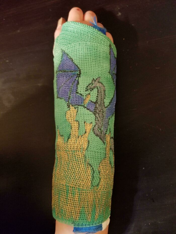 Mi Hijo Se Ha Roto La Muñeca Y Seguimos En Cuarentena, Así Que Le He Decorado Su Escayola, Le Hace Muy Feliz