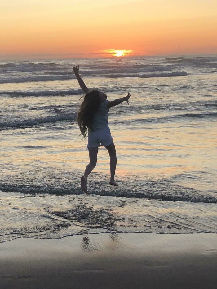 Estamos De Vacaciones Y Estaba Leyendo Un Buen Libro Cuando Mi Hija Quiso Que Fueramos A Caminar A La Playa. Le Saqué La Mejor Foto