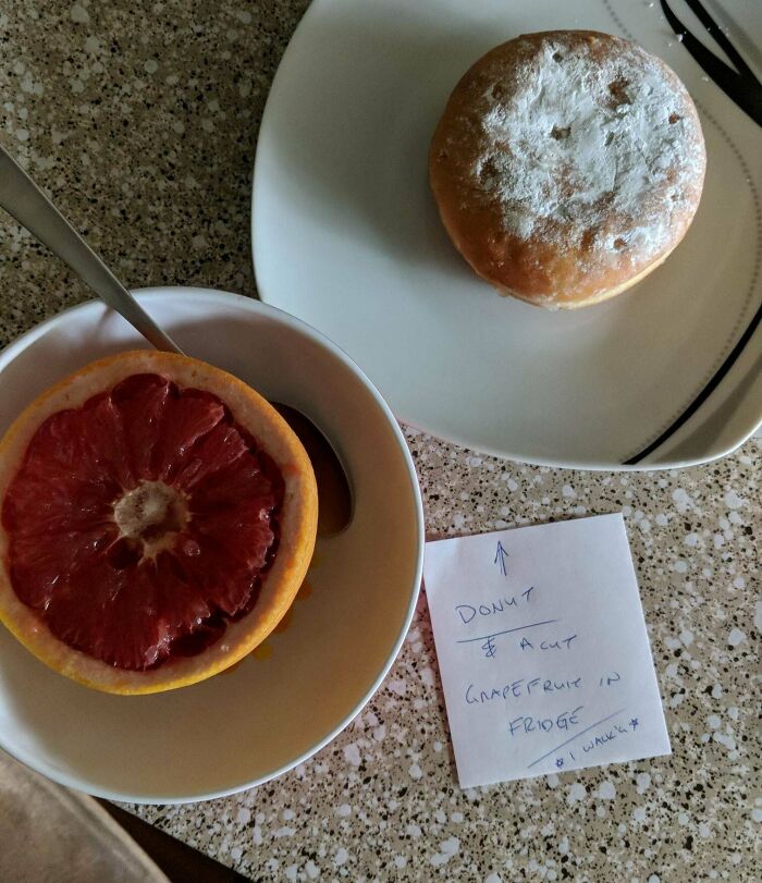 Mi Padre Vino A Verme A Mi Piso Diminuto Unos Meses Tras Mudarme. Cuando Desperté, Me Había Dejado Este Desayuno Y Llenado La Nevera De Comida