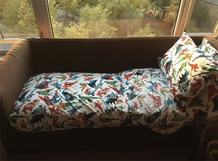 Estos Padres Recibieron Una Visita De Su Hijo Y Le Prepararon El Sofá Para Dormir Con Estas Sábanas
