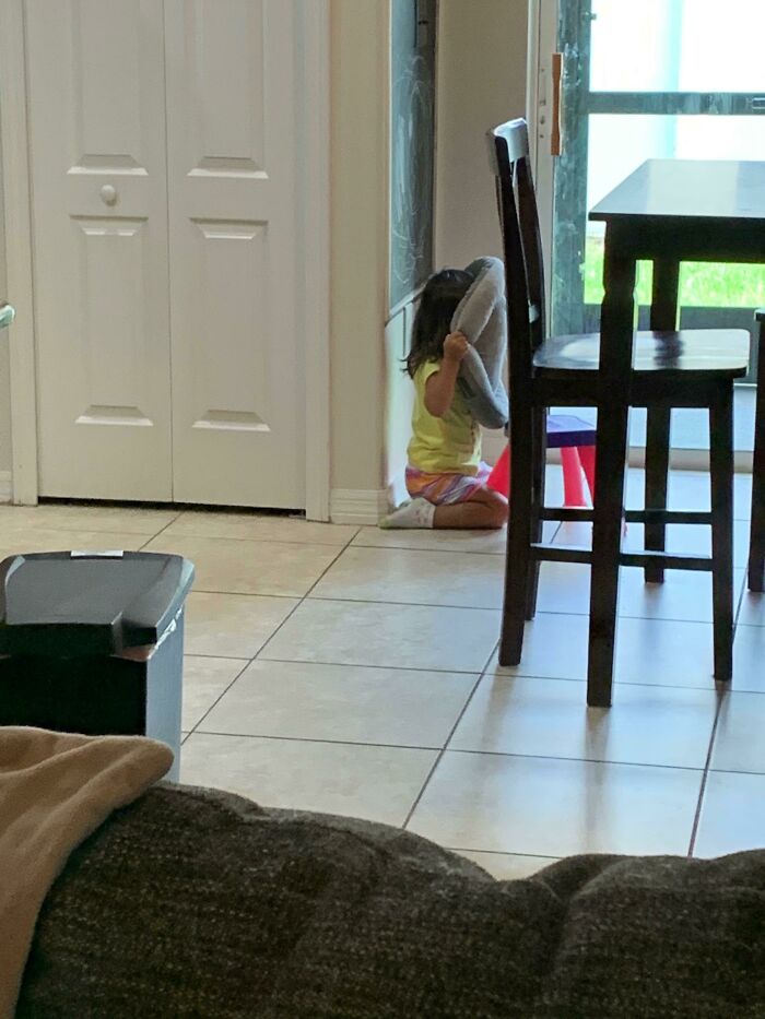 Me Pidió Que Jugara Con Ella Al Escondite