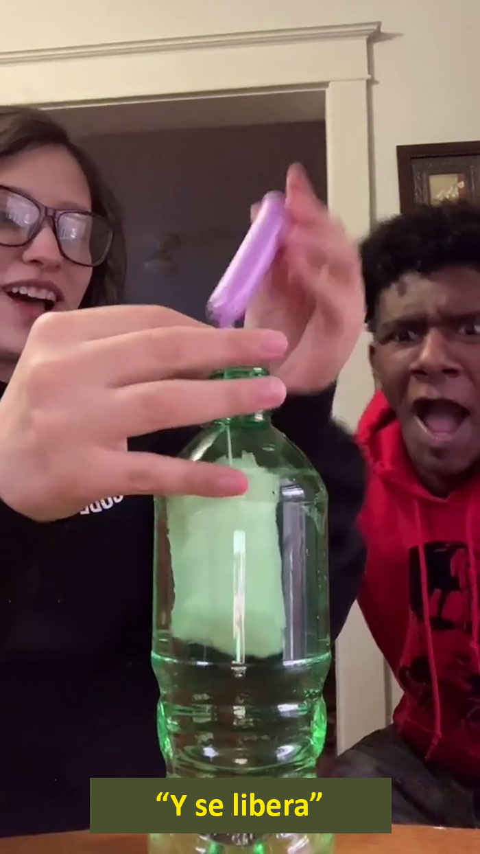 Esta tendencia de TikTok muestra la reacción de los hombres al ver cómo funciona un tampón, y su sorpresa demuestra que necesitan una mejor educación sexual
