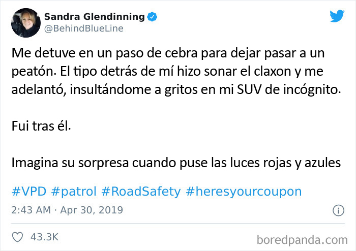 Un tipo insulta a una agente de policía en su vehículo de incógnito