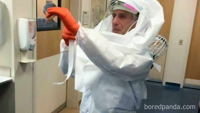 Hace 5 Años, El Dr. Fauci, Con 74 Años Trataba A Un Paciente De Ébola, Porque No Pediría A Su Personal Que Hicieran Algo Que Él No Haría