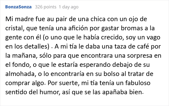 Una clienta idiota se portó mal con el personal, pero la jefa la espantó echándole una "mirada de cerca"
