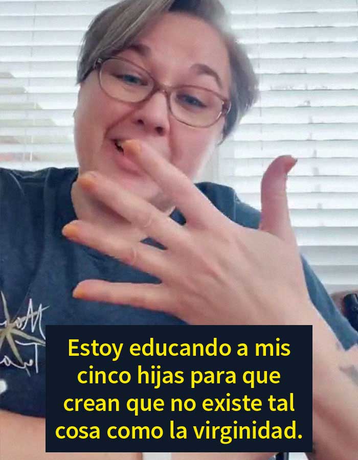 La gente aplaude a esta madre por enseñar a sus hijas que la virginidad no existe