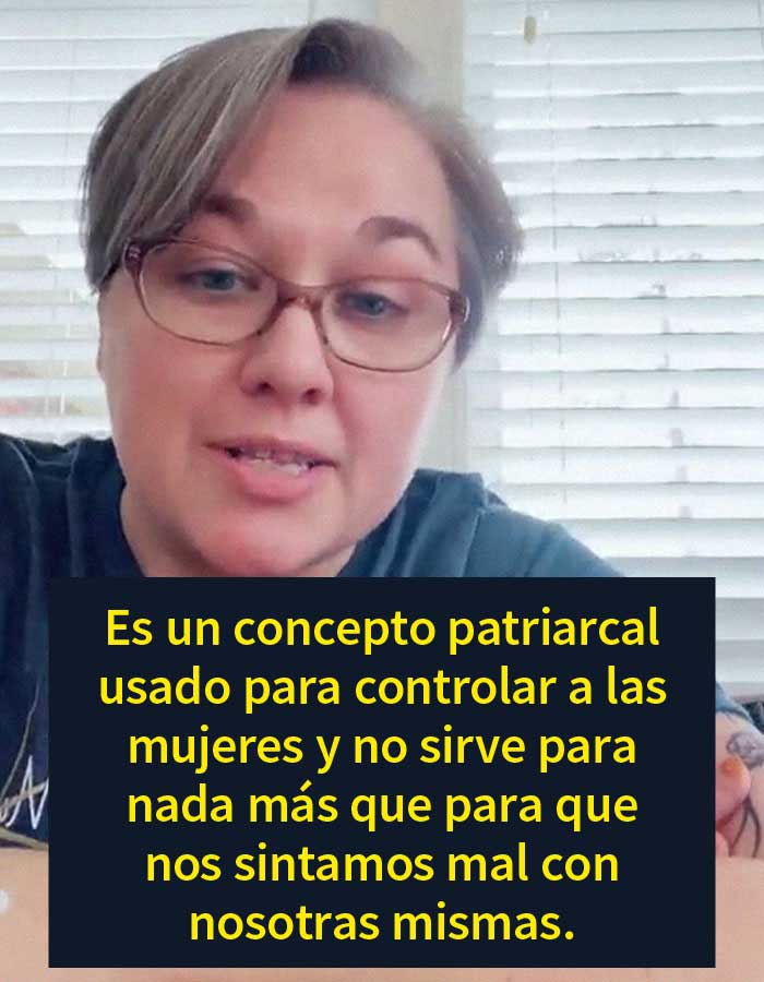 La gente aplaude a esta madre por enseñar a sus hijas que la virginidad no existe
