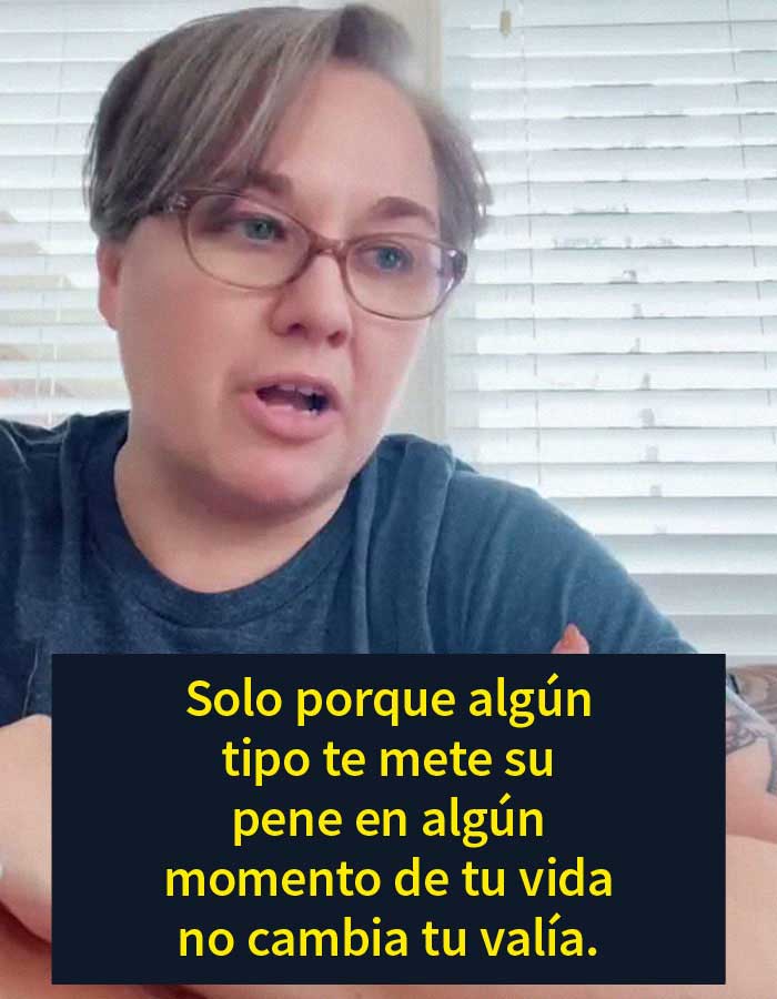 La gente aplaude a esta madre por enseñar a sus hijas que la virginidad no existe
