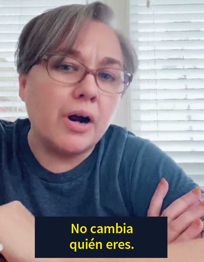 La gente aplaude a esta madre por enseñar a sus hijas que la virginidad no existe