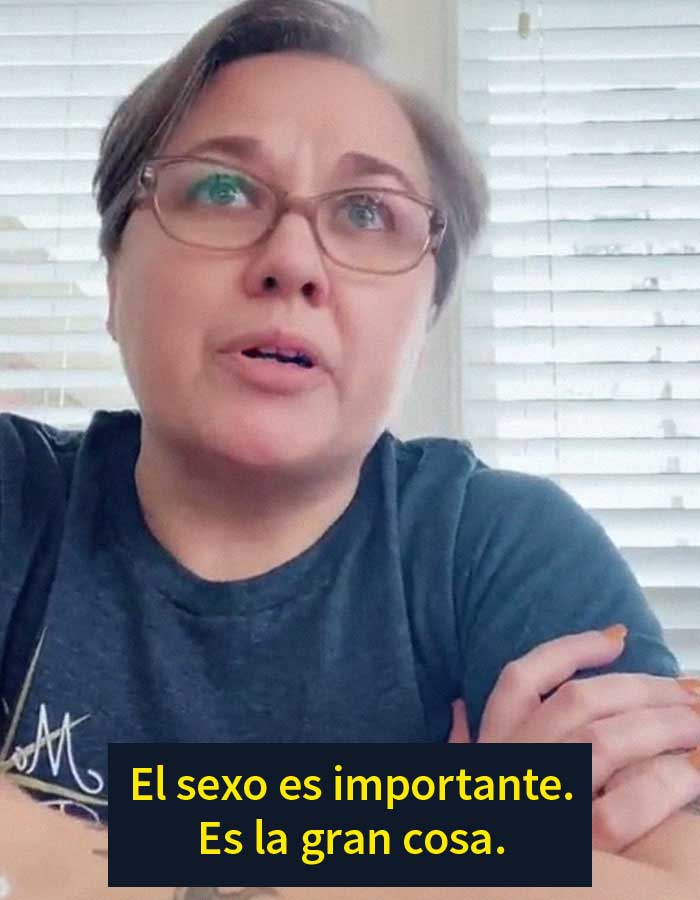 La gente aplaude a esta madre por enseñar a sus hijas que la virginidad no existe