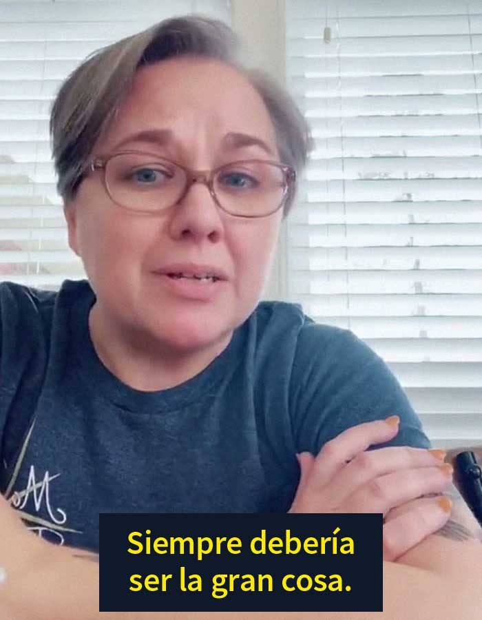 La gente aplaude a esta madre por enseñar a sus hijas que la virginidad no existe