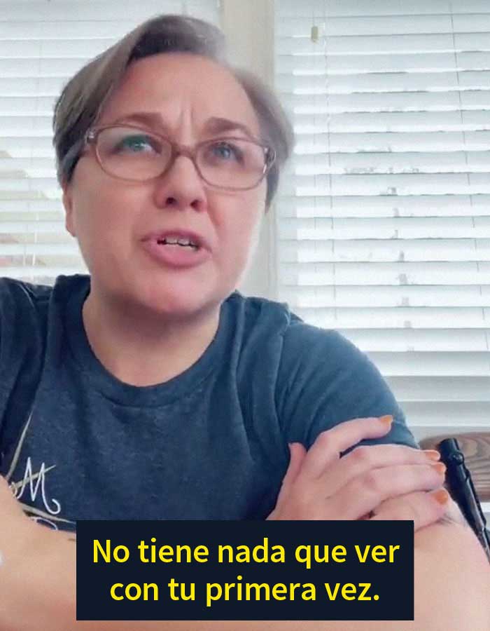 La gente aplaude a esta madre por enseñar a sus hijas que la virginidad no existe