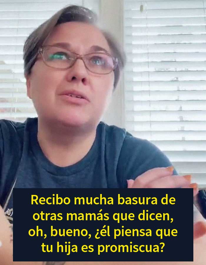 La gente aplaude a esta madre por enseñar a sus hijas que la virginidad no existe