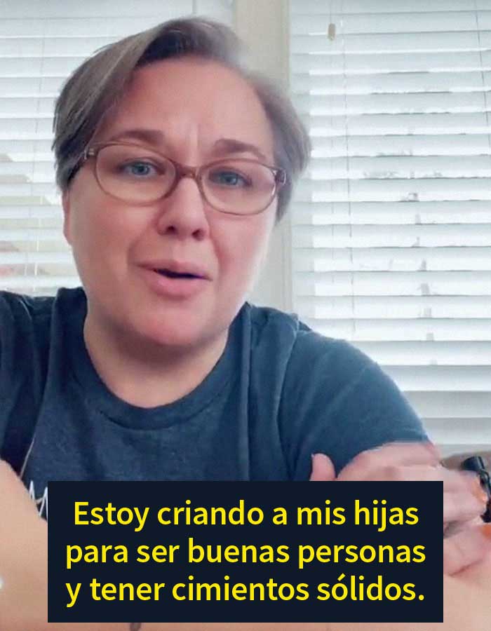 La gente aplaude a esta madre por enseñar a sus hijas que la virginidad no existe