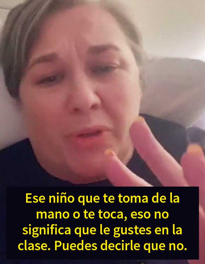 La gente aplaude a esta madre por enseñar a sus hijas que la virginidad no existe