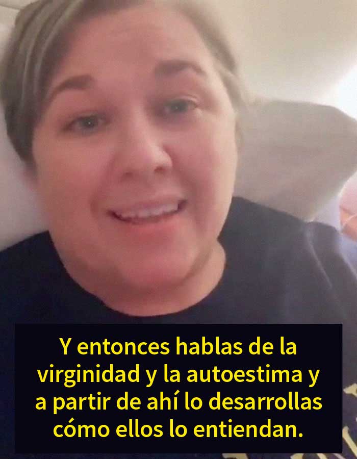 La gente aplaude a esta madre por enseñar a sus hijas que la virginidad no existe