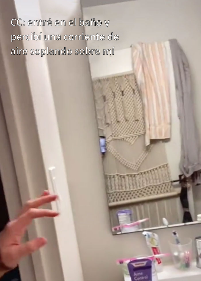 Esta mujer descubrió un agujero tras el espejo del baño, decidió entrar y encontró un apartamento entero