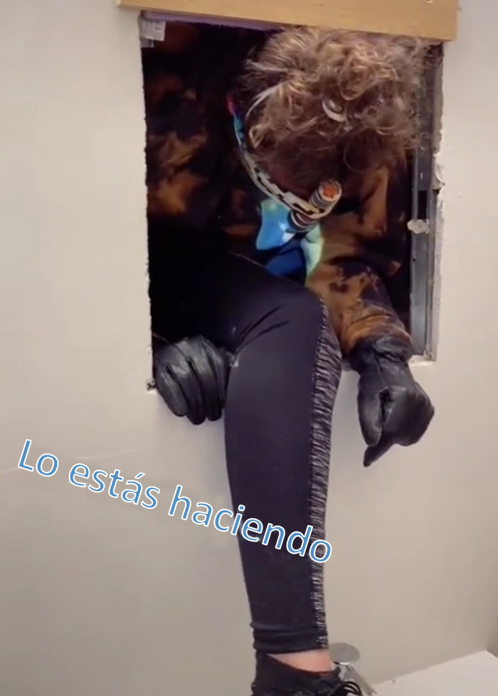 Esta mujer descubrió un agujero tras el espejo del baño, decidió entrar y encontró un apartamento entero