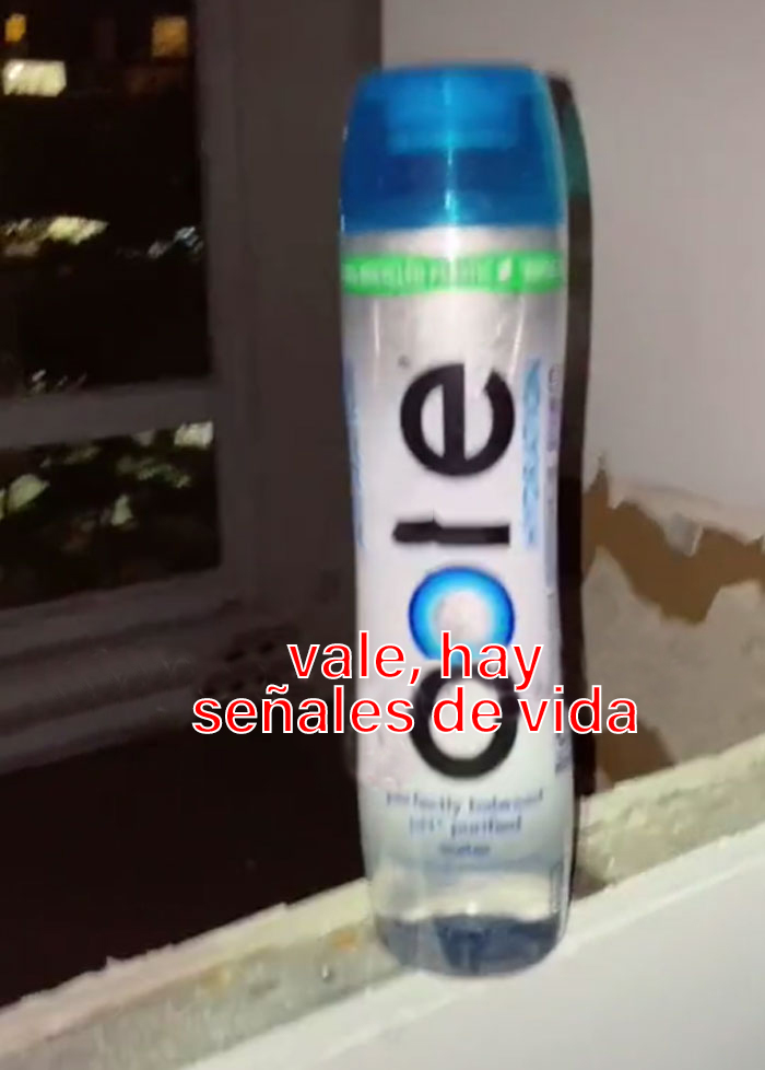 Esta mujer descubrió un agujero tras el espejo del baño, decidió entrar y encontró un apartamento entero
