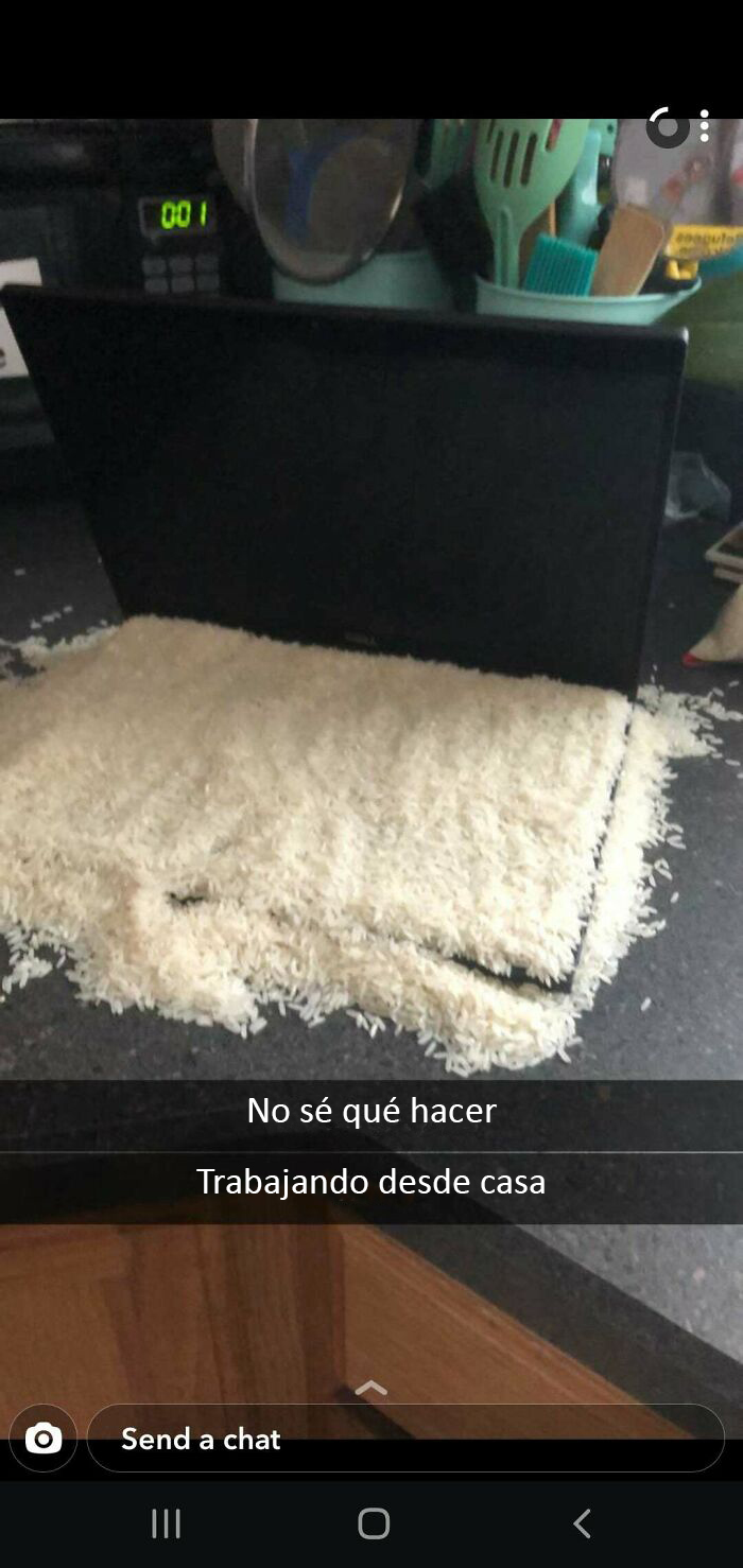 La esposa derramó café sobre el ordenador