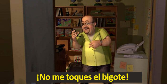 En Toy Story 2 (1999) cuando Al está a punto de colgar con el Museo del Juguete Japonés comprando a Woody. Dice "No me toques el bigote". Este es él pronunciando mal. "どういたしまして" (Dōitashimashite) Que significa "de nada" en japonés